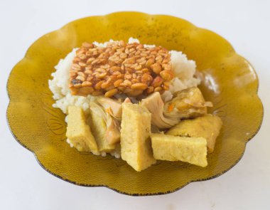 Endonezya mutfağı, dilimlenmiş taze kaya meyvesi ve kızarmış tempeh ile dolu Sebze Lodeh