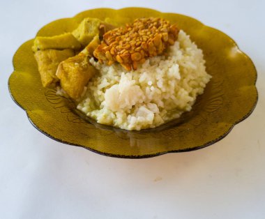 Endonezya mutfağı, dilimlenmiş taze kaya meyvesi ve kızarmış tempeh ile dolu Sebze Lodeh