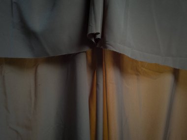 Koyu kahverengi desenli kumaş arka planı katlanmış ve gölgelendirilmiş