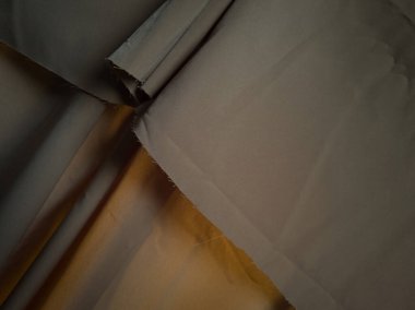 Koyu kahverengi desenli kumaş arka planı katlanmış ve gölgelendirilmiş