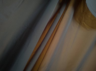 Koyu kahverengi desenli kumaş arka planı katlanmış ve gölgelendirilmiş