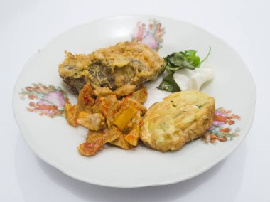 Kavanozda kızarmış tavuk, kızarmış yumurta ve baharatlı patates.