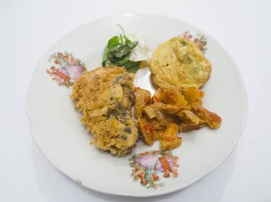 Kavanozda kızarmış tavuk, kızarmış yumurta ve baharatlı patates.