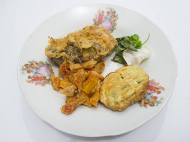 Kavanozda kızarmış tavuk, kızarmış yumurta ve baharatlı patates.