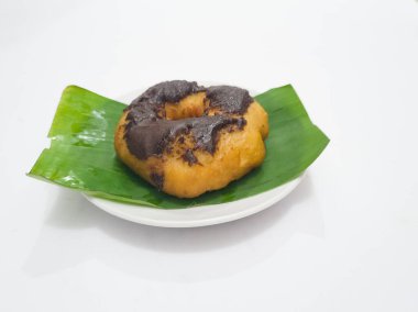 Yeşil muz yaprağının üzerinde un ve diğer malzemelerden yapılmış çikolatalı çörek.