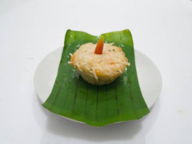 Endonezya 'dan gelen un ve kızarmış beyaz eriştenin tadı yumurta eriştesi adı verilen lezzetli.