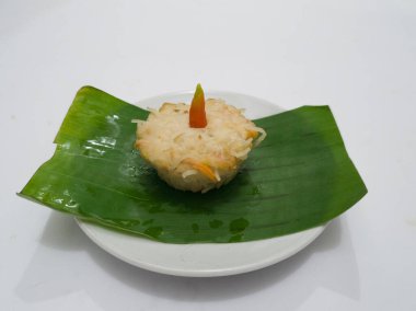 Endonezya 'dan gelen un ve kızarmış beyaz eriştenin tadı yumurta eriştesi adı verilen lezzetli.