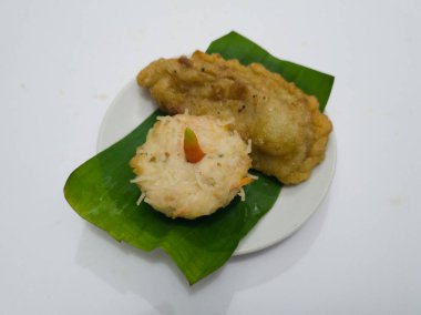 Un ve kızarmış beyaz erişteden yapılan Endonezya 'dan gelen abur cuburların yumurtalı erişte ve pastel pastel tadı vardır.