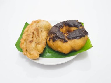 Un ve kızarmış beyaz erişteden yapılan Endonezya 'dan gelen abur cuburlar kızarmış pastel ve çikolata aromalı çörekler adı verilen lezzetli bir lezzete sahiptir.