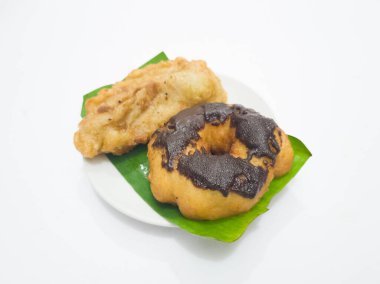 Un ve kızarmış beyaz erişteden yapılan Endonezya 'dan gelen abur cuburlar kızarmış pastel ve çikolata aromalı çörekler adı verilen lezzetli bir lezzete sahiptir.