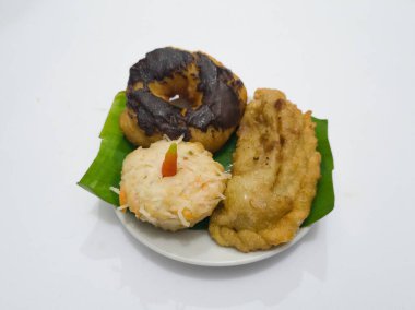 Un ve kızarmış beyaz erişteden yapılan Endonezya 'dan gelen abur cuburlar kızarmış pastel, çikolata aromalı donut ve kızarmış yumurtalı erişte adı verilen lezzetli bir lezzete sahiptir.