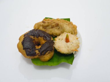 Un ve kızarmış beyaz erişteden yapılan Endonezya 'dan gelen abur cuburlar kızarmış pastel, çikolata aromalı donut ve kızarmış yumurtalı erişte adı verilen lezzetli bir lezzete sahiptir.