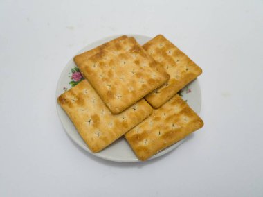 Tuzlu buğdaydan yapılmış kuru tost üzerine şeker serpiştirilmiş kraker bisküvisi denir.