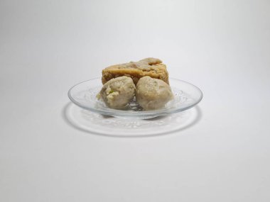 Asya 'dan gelen yiyeceklerde pentol bulunur ve etin içeriğini bilir.