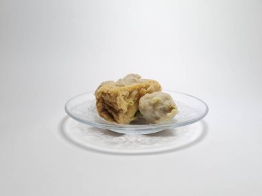 Asya 'dan gelen yiyeceklerde pentol bulunur ve etin içeriğini bilir.