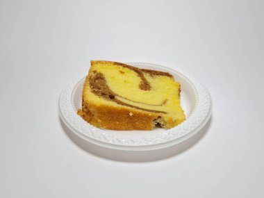 Beyaz kabın içinde yeşil pandan aromalı pandispanya keki.