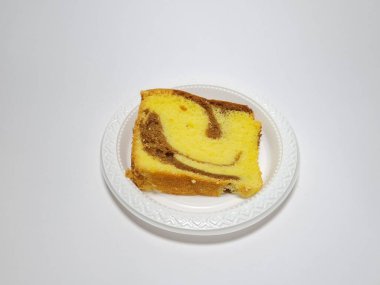 Beyaz kabın içinde yeşil pandan aromalı pandispanya keki.