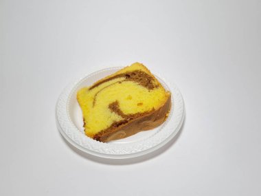 Beyaz kabın içinde yeşil pandan aromalı pandispanya keki.