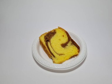 Beyaz kabın içinde yeşil pandan aromalı pandispanya keki.