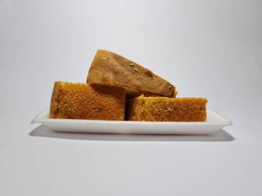 Beyaz kabın içinde yeşil pandan aromalı pandispanya keki.