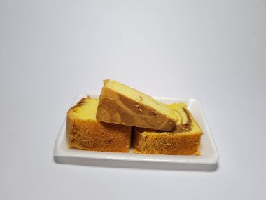 Beyaz kabın içinde yeşil pandan aromalı pandispanya keki.