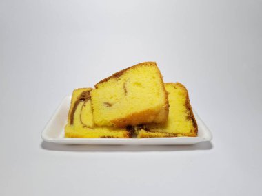 Beyaz kabın içinde yeşil pandan aromalı pandispanya keki.