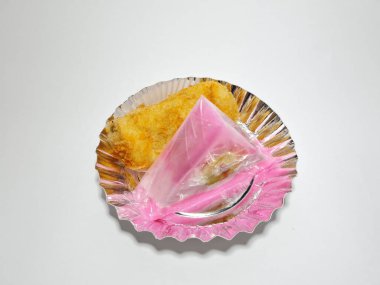 Bir kabın içinde kek, yani puding keki ve beyaz arka planda doldurulmuş tavuk.