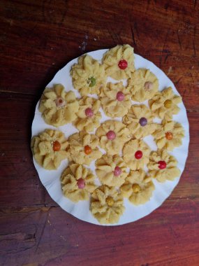 Un ve diğer malzemelerden yapılan keklere semprit keki denir.