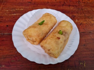 Un, dilimlenmiş tavuk ve diğer malzemelerden yapılan keklere risol adı verilir.