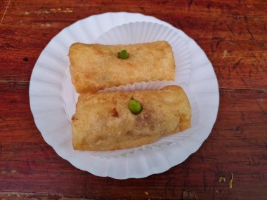 Un, dilimlenmiş tavuk ve diğer malzemelerden yapılan keklere risol adı verilir.