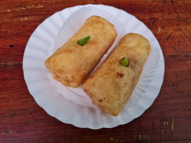 Un, dilimlenmiş tavuk ve diğer malzemelerden yapılan keklere risol adı verilir.