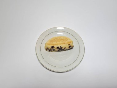 Tipik bir Endonezya pastası. Adı pukis. Çikolata serpiştirilmiş.