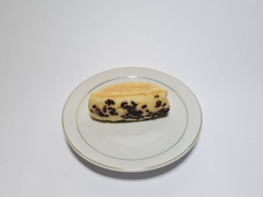 Tipik bir Endonezya pastası. Adı pukis. Çikolata serpiştirilmiş.