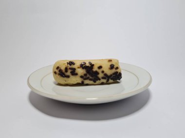 Tipik bir Endonezya pastası. Adı pukis. Çikolata serpiştirilmiş.