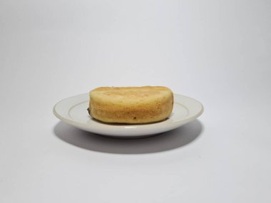 Tipik bir Endonezya pastası. Adı pukis. Çikolata serpiştirilmiş.