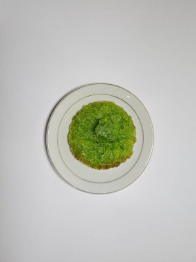 Bu yiyeceğe kucur denir, Endonezya 'dan gelmektedir, küçük bir tabakta kahverengi bir rengi vardır.