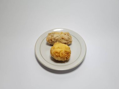 Kare kızarmış tofu ve beyaz tabakta kızarmış tofu.