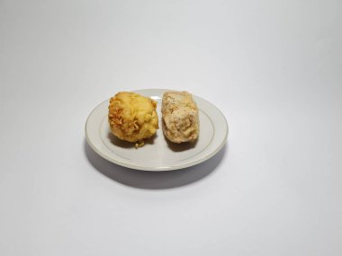 Kare kızarmış tofu ve beyaz tabakta kızarmış tofu.