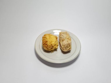 Kare kızarmış tofu ve beyaz tabakta kızarmış tofu.