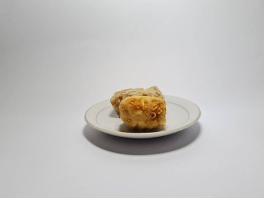 Kare kızarmış tofu ve beyaz tabakta kızarmış tofu.