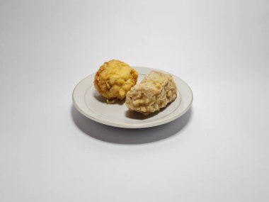 Kare kızarmış tofu ve beyaz tabakta kızarmış tofu.