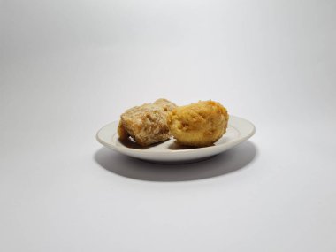 Kare kızarmış tofu ve beyaz tabakta kızarmış tofu.