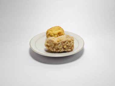 Kare kızarmış tofu ve beyaz tabakta kızarmış tofu.