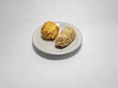 Kare kızarmış tofu ve beyaz tabakta kızarmış tofu.