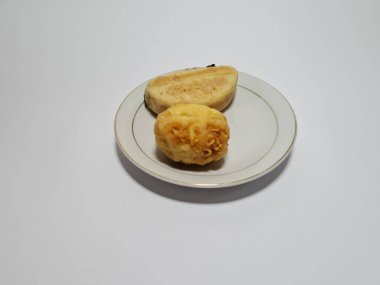 Pukis keki ve kızarmış soya peyniri beyaz tabakta.