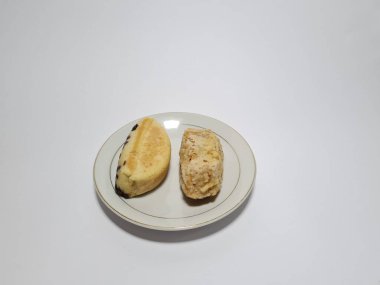 Pukis keki ve kızarmış soya peyniri beyaz tabakta.