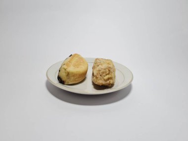 Pukis keki ve kızarmış soya peyniri beyaz tabakta.