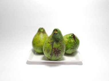 Beyaz bir kabın içinde yeşil avokado fotoğrafı.