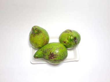 Beyaz bir kabın içinde yeşil avokado fotoğrafı.