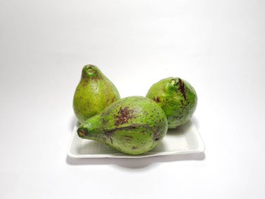 Beyaz bir kabın içinde yeşil avokado fotoğrafı.